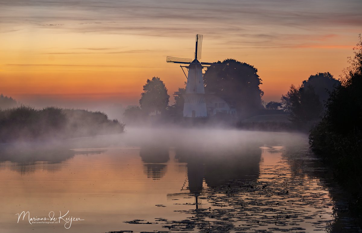 Net voor zonsopkomst bij die mooie molen ( De Vlinder ) in Deil.  #Goedemorgen