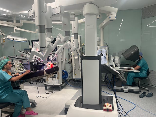 simclinicbcn's tweet photo. Els nostres residents d'urologia entrenen en #simuladors avançats per dominar els passos de la prostatectomia radical robòtica.
📸 @mireiamusquera
#CLÍNIC #SomCLÍNIC #SIMCLINIC #formació #simulació https://t.co/ET109TEg9o