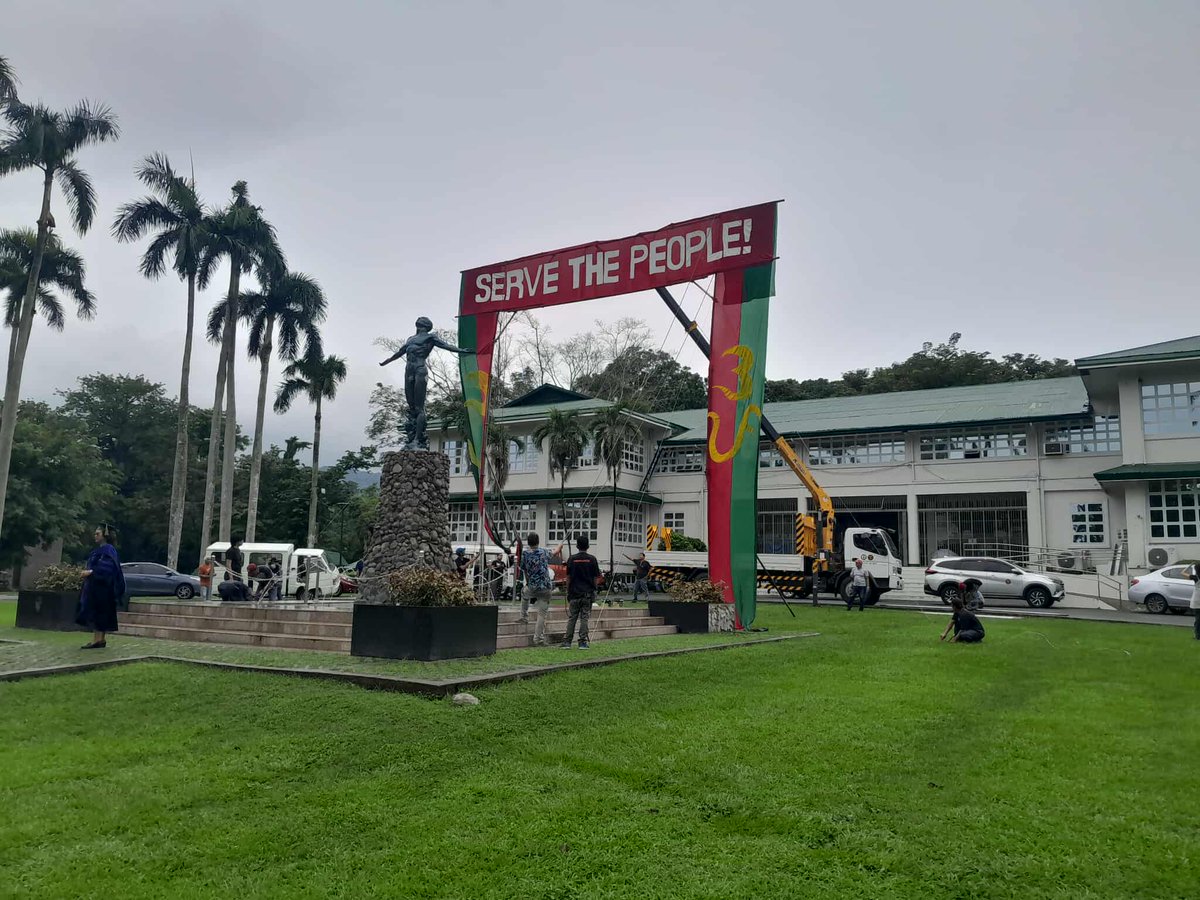 uplbperspective's tweet photo. TINGNAN: Nagsabit ng balatengga sa Oblation Park sa University of the Philippines Los Baños bago ang 53rd Commencement Exercises ng unibersidad.

Isa itong paalala sa mga magsisipagtapos na paglingkuran ang sambayanan sa paglabas nila sa pamantasan.

#Sablay2025
#UPLBSablay2025 https://t.co/8ZfrW42rFb