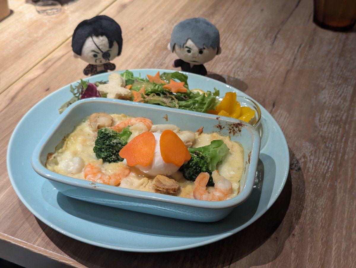 isana_rai's tweet image. 入場にまだ時間があるのでご飯。兄さんはコースターに何故か親近感があるようです…。