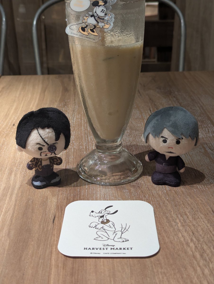 isana_rai's tweet image. 入場にまだ時間があるのでご飯。兄さんはコースターに何故か親近感があるようです…。