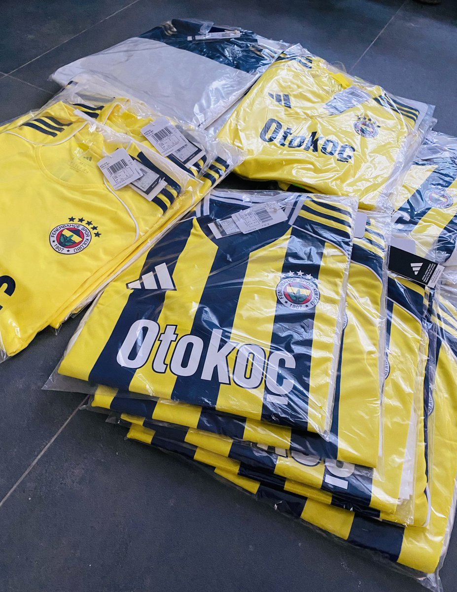 lubeayar's tweet image. FenerTalks’un YouTube’daki abone sayısı ‘50 bin’ olduğunda ‘forma yağmuru’ başlayacak. Bkz. ilk formları aldık bile.. Abonelerimize her hafta bir forma ve her maça bir bilet hediye edeceğiz. Fakat başlamamız için sizin desteğinize ihtiyacımız var. Tek yapmanız gereken aşağıdaki…
