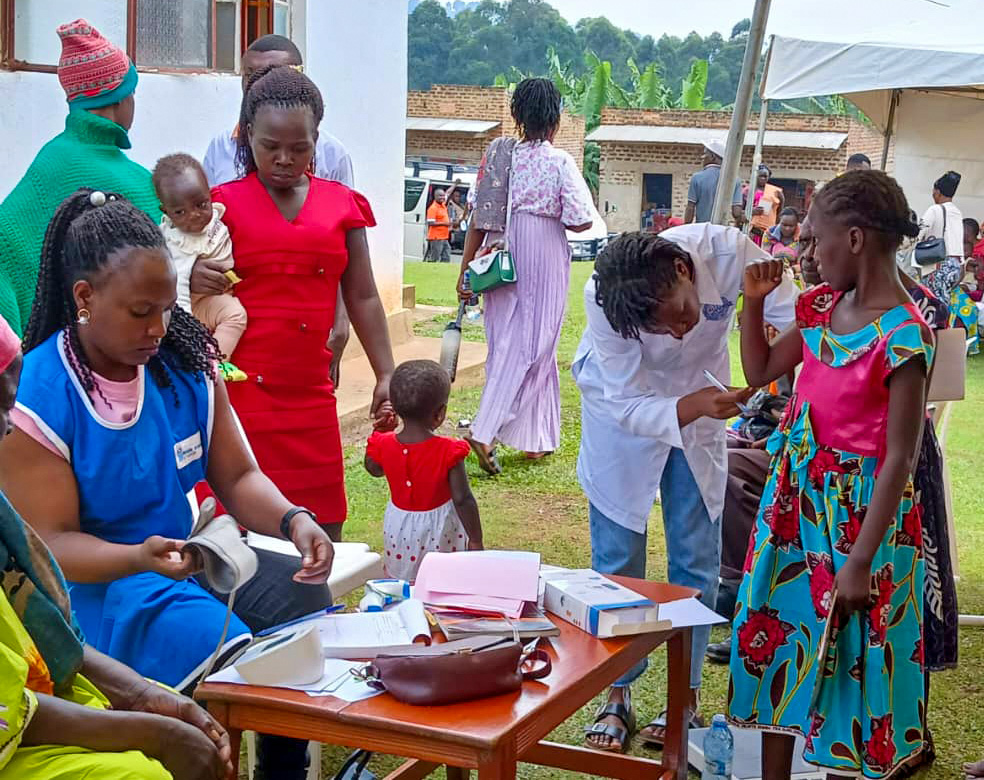 EnabelinUganda's tweet image. Bringing healthcare closer to home! 👩⚕️💙🤝
This week, our Social Protection Project partnered with @BAMA_Uganda and health workers from Kaswa Health Center III in Kabarole District for a vibrant community health outreach.
Here’s what’s making an impact on the ground:
✅ Free…