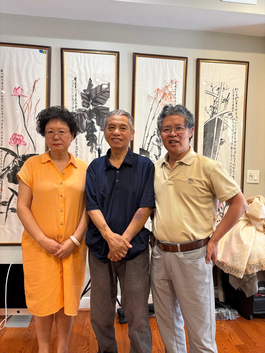 LiuFenggang's tweet image. 一进入光传媒王安娜姊妹家，整洁、明亮的家饰令人惊叹，姊妹烧得一手好菜，鸡锤、牛排、大拌菜非常可口，通过交通得知姊妹曾开过饭店、当过政协委员、教过党史，关键是姊妹是位基督徒当过总干事，非常了解中共肮脏历史，以及渗透教会监控信徒破坏信仰。我们一至认为中国只有福音中国化，中国才会有希望
