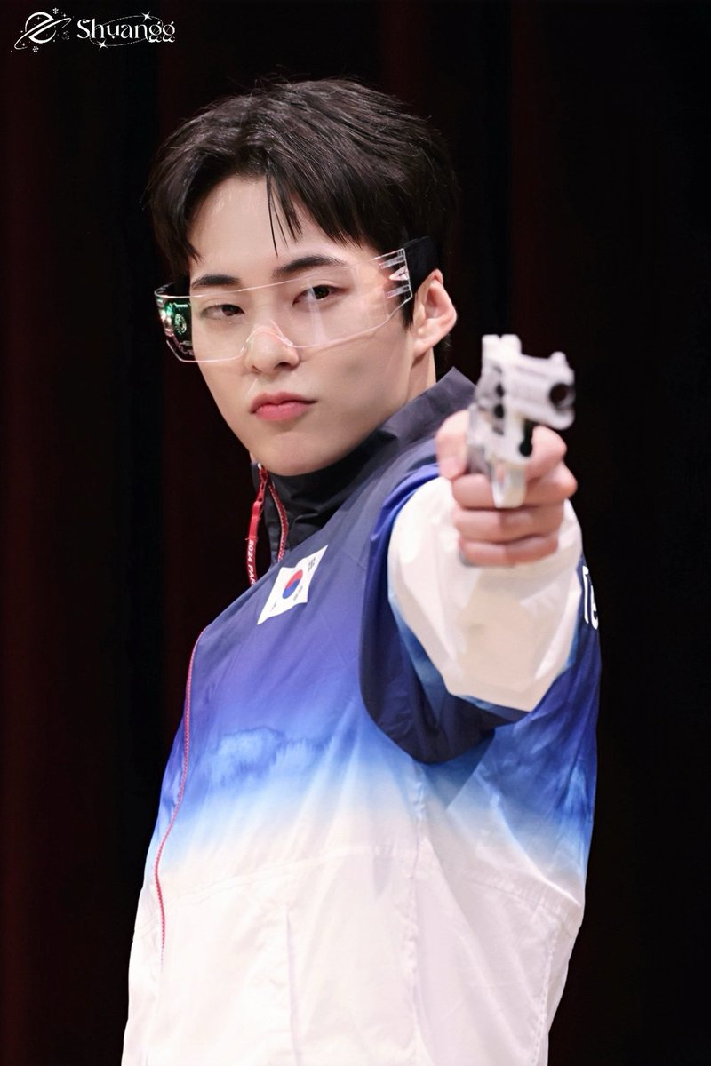 Gatoonmonpark's tweet photo. อหหหหหหห หลุดออกมาจาก manhwa รึป่าว😭  หล่อมากกกกกกกกกก โคดจะรุ่นพี่นักกีฬา โรงยิมแตก สาวยืนกรีดข้างสนามของแท้ แข่งอะไรไม่รู้ แต่ชนะแล้ว ชนะใจหนูค่ะ https://t.co/LD696qQ8al