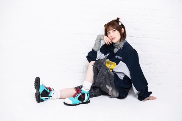 🛒#THEキャラ 通販🛒

#ブルーアーカイブ カズサのスニーカーが発売決定！
カズサの履いているスニーカーを再現しました！
描き下ろしイラストを使用したグッズも同時に販売開始✨

ご注文は【8/4(月)23:59】まで🛒💨
特設ページではカズサ役の夏吉ゆうこさんのスペシャルフォトも公開中📸✨