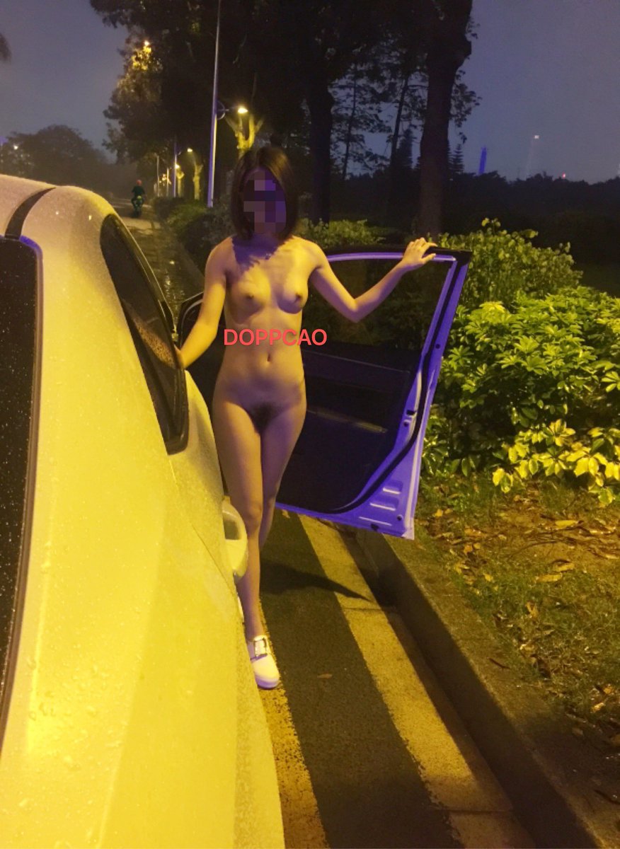 这次车震又把女友拉出车外拍摄，女友注意力都在我这边，拍的时候有个建筑工人开电瓶车路过我们也没发现，人家都过去了女友才反应过来，不过也来不及上车了，我就叫她别管了继续拍，感觉女友给陌生人看到没有很抗拒，搞笑的是后面那人又转回来，可惜这次女友警惕了马上上车，后面也不给拍了@luchu888 https://t.co/Uh9jjGSDHw