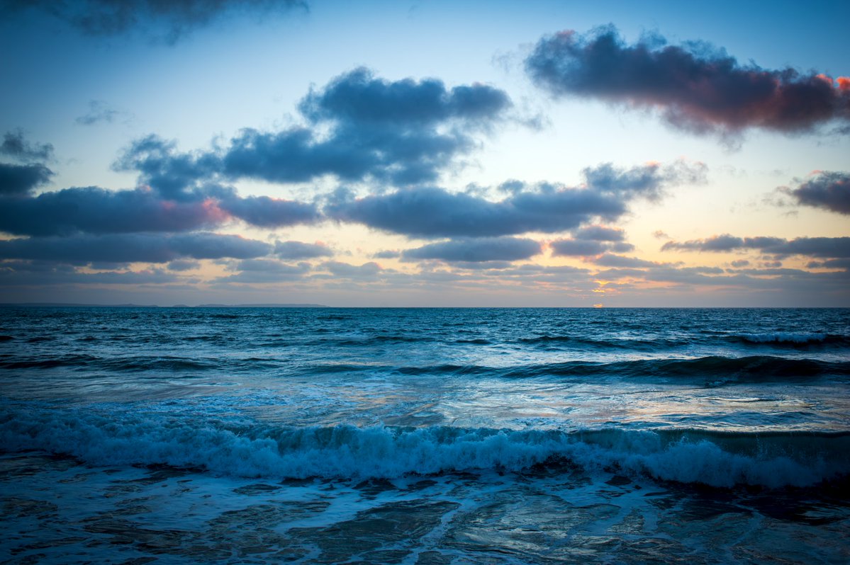 Gm gm! I'm going to be randomly posting older work that's now available on secondary.

Beach Sunset 
"As the day ends
show us again
the might of nature
to remind us
how small we are"

55 ꜩ on objkt.

🔗 ⬇️