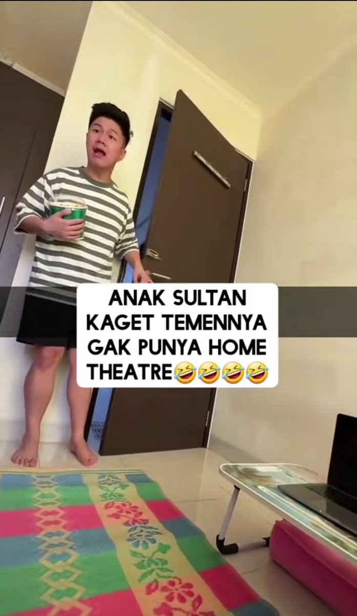 DezonRtx's tweet photo. 📢 Anak Sultan Kaget! 😱
"Lo serius nonton film cuma dari laptop? Gak ada meja?!
Gak semua orang dilahirkan di rumah ada meja santai  ya bang 😆
Tapi tenang, rasa nonton bioskop bisa di rumah juga!
📺✨ Mulai 30ribuan udah kayak bioskop mini!

https://t.co/EghSu1RcXS https://t.co/CEm9yhJatX