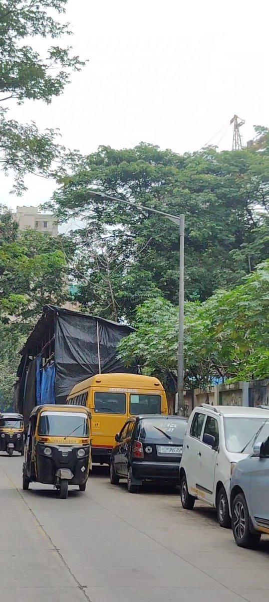 maharashtrahelp's tweet photo. गोरेगाव West शास्त्रीनगर रोड क्र. 1 वर मागील 2 वर्षांपासून ओला वाहनं आणि इतर गाड्या नो पार्किंग ठिकाणी पार्क केल्या जात आहेत.
यामुळे BEST बस वळताना त्रास होतो आणि रस्त्यावर कायमची वाहतूक कोंडी होते.
इतकी तक्रार करूनही कारवाई का होत नाही?
कृपया कठोर पावलं उचलावीत. https://t.co/L5qUXNjJwe