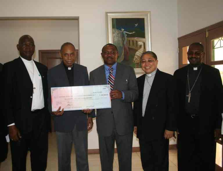 IykFino's tweet photo. @Aydavie @The_BeatOven Here's few photos of Peter Obi in Haiti with his son and Actor Bob Manuel udokwu.
He even donated thousands of dollars to them and raised from his friends to give them too.
You can go back to your coven for another twist https://t.co/yCBi84rhFS