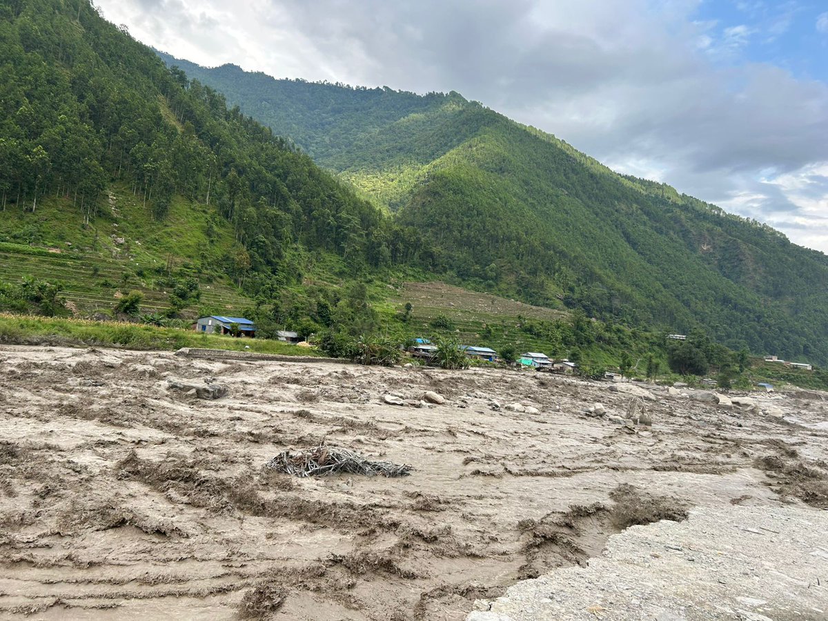 ECHO_Asia's tweet image. Disaster preparedness pays off!
When a flash flood swept across a village in rural Nepal last week, everyone was safe.
Over the past 3 years, the EU has partnered up with @people_in_need to strengthen local preparedness systems.
