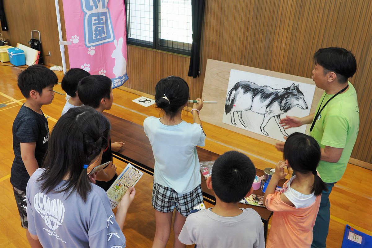 omoriyama_zoo's tweet image. 【3園館連携事業による出前授業を開催しました】
7月17日、男鹿市立美里小学校で、男鹿水族館GAO、鶴岡市立加茂水族館とともに出前授業を開催。アカコンゴウインコのメレブやモルモットなどとのふれあい、骨格標本解説や麻酔用吹き矢体験などを通して、動物について楽しく理解を深められました。