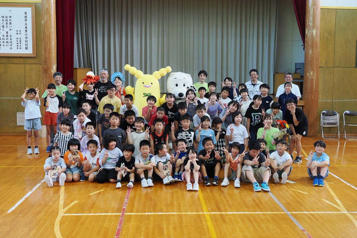 omoriyama_zoo's tweet image. 【3園館連携事業による出前授業を開催しました】
7月17日、男鹿市立美里小学校で、男鹿水族館GAO、鶴岡市立加茂水族館とともに出前授業を開催。アカコンゴウインコのメレブやモルモットなどとのふれあい、骨格標本解説や麻酔用吹き矢体験などを通して、動物について楽しく理解を深められました。