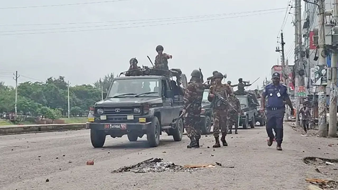 গোপালগঞ্জ থমথমে, কারফিউ বৃদ্ধি ও ২৫ জন গ্রেপ্তার