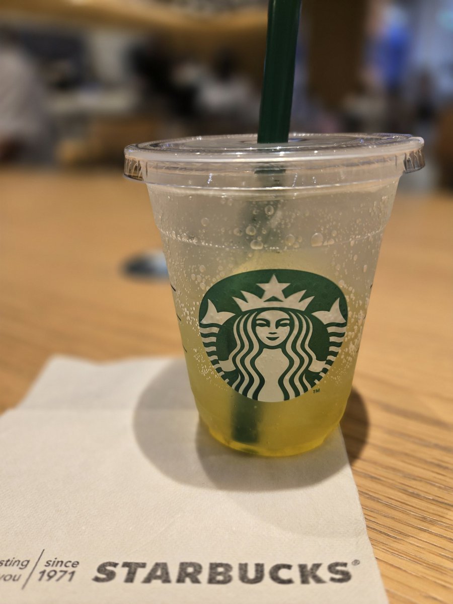 Rii18071118's tweet image. チラックスソーダマスカット💚
1人時間も大事!😊
ある方の影響でここ最近は本屋さんに立ち寄る事も増えたんです。
今日は2冊選んでみました~✨
これ持って新幹線乗ってどこかへ行きたいな😄