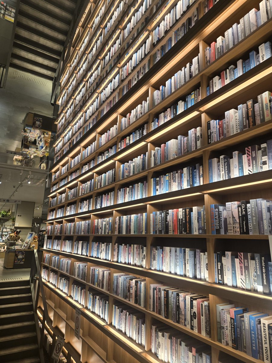 Rii18071118's tweet image. チラックスソーダマスカット💚
1人時間も大事!😊
ある方の影響でここ最近は本屋さんに立ち寄る事も増えたんです。
今日は2冊選んでみました~✨
これ持って新幹線乗ってどこかへ行きたいな😄