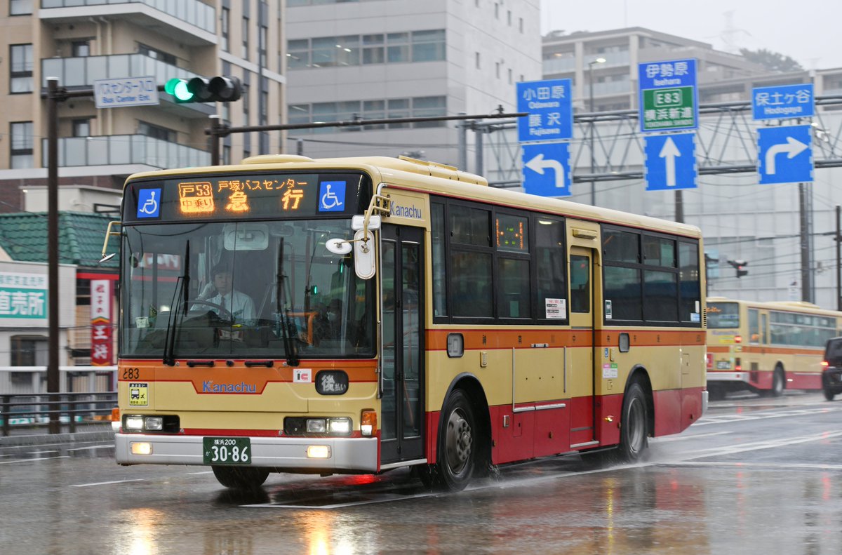 戸53 汲沢団地→急行→戸塚バスセンター  
と83 三菱PKG-MP35UM

白色LED化で話題の戸塚
斜体の急行表示、痺れます

2025/3/12