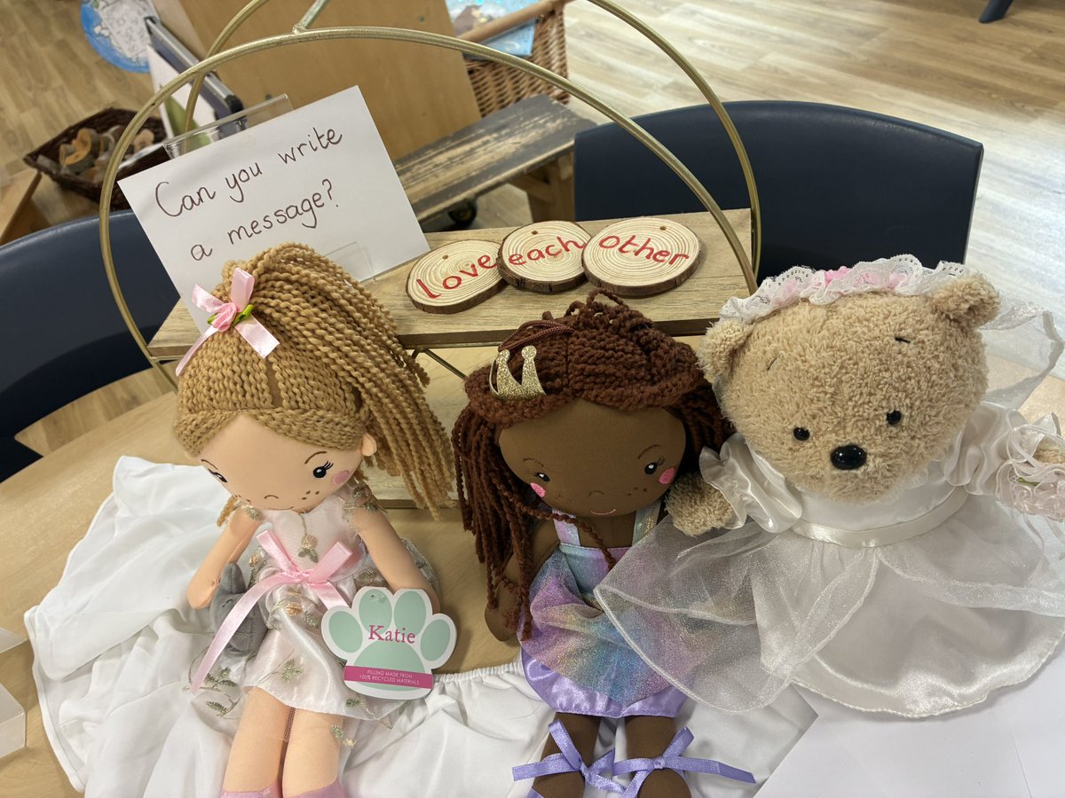 JoPetersEYFS's tweet image. Team Eden guess the dress staff meeting!
Gorgeous send off for our wonderful Mrs Inman bride to be! Decorate the dress provocation for our children. 💗
#bridetobe #teameden