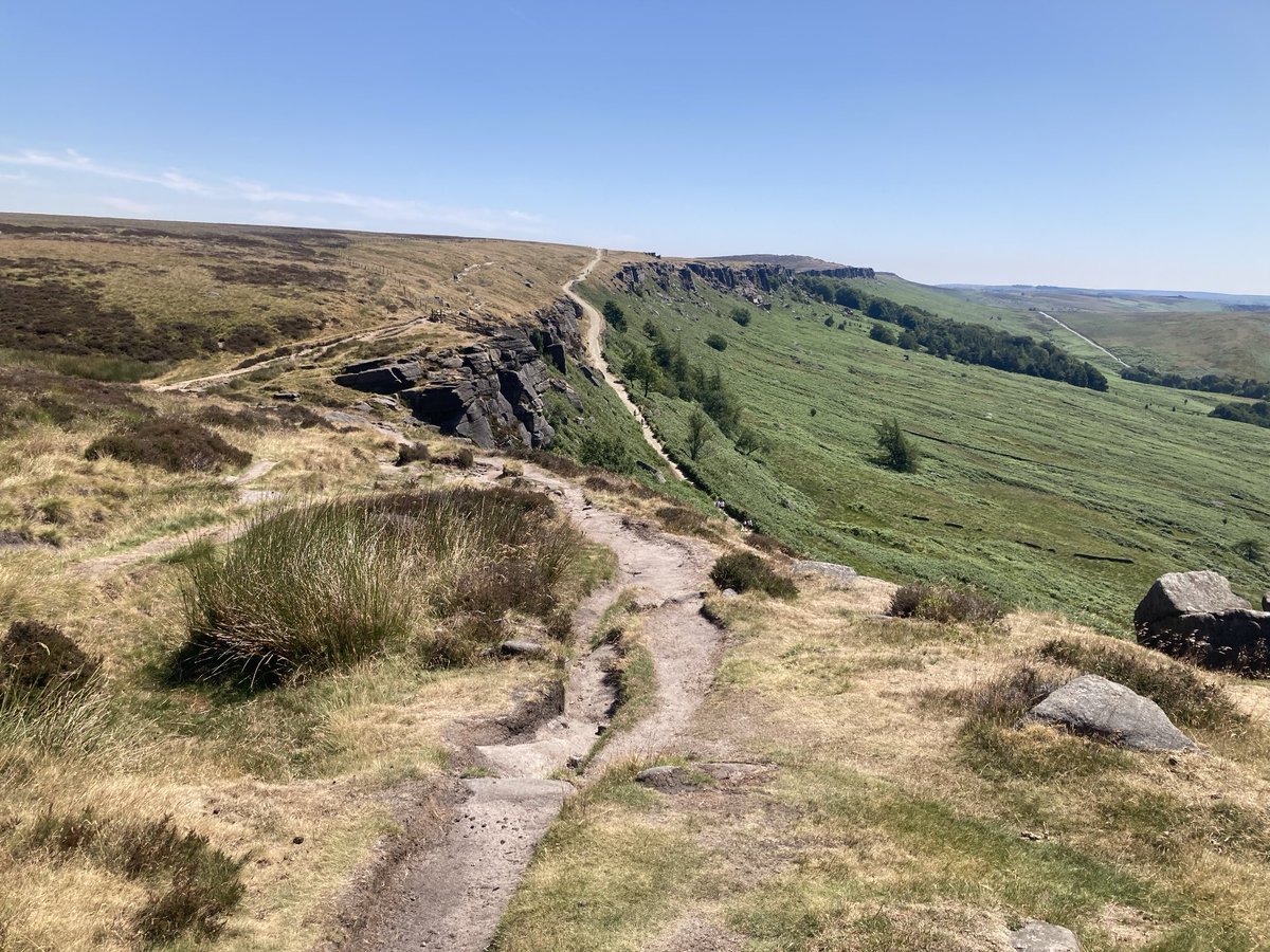 doristhehat's tweet image. Good morning everyone wishing you a lovely day 馃槃wonderful walking along Stanage Edge last weekend. Heading towards Hathersage 馃挌
#PeakDistrict