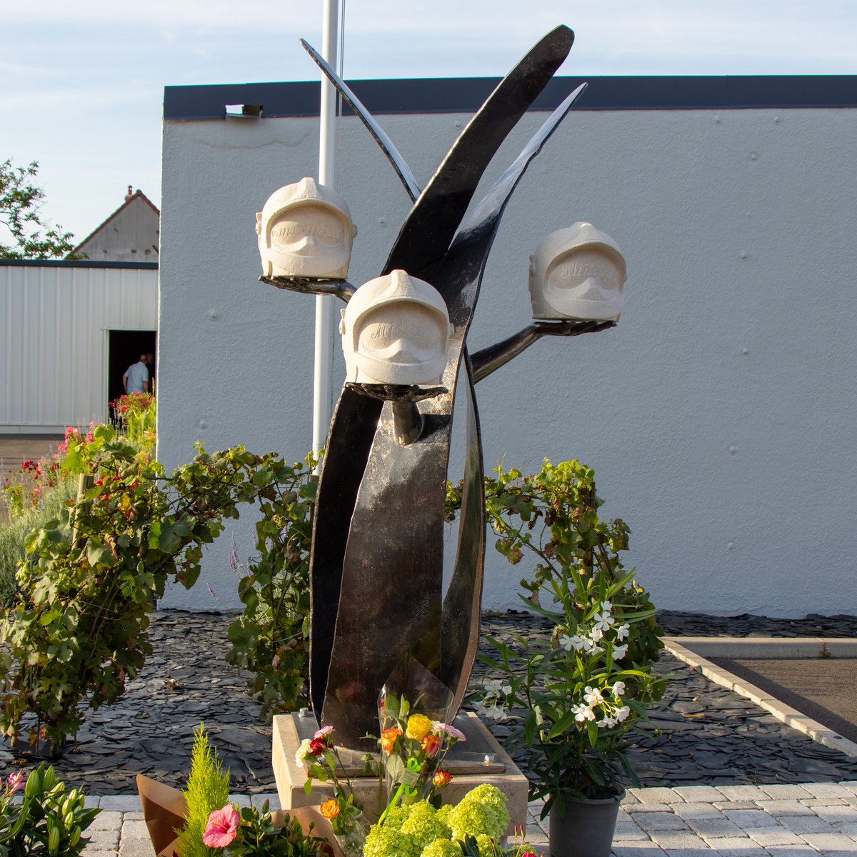 🕯️ #Mémoire - 20 ans de la catastrophe de Tannay

Le 18 juillet 2005, trois SPV du centre de Tannay perdaient la vie lors d’un incendie.

👨‍🚒 Lieutenant Emmanuel PIOUX
👨‍🚒 Adjudant-chef Michel OUDARD
👨‍🚒 Caporal Philippe GROPEAUX

🙏 Le SDIS 58 leur rend hommage.