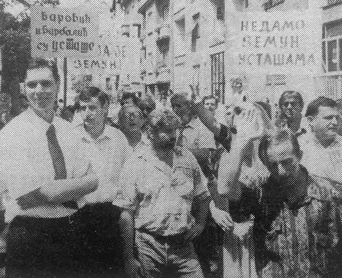Alex_Marton's tweet image. Vučić: Nikada se nije išlo na kuće drugih ljudi, odgovaraće oni koji to organizuju...

Isto on i to još 1997 pred kućom Barbalića u Zemunu.