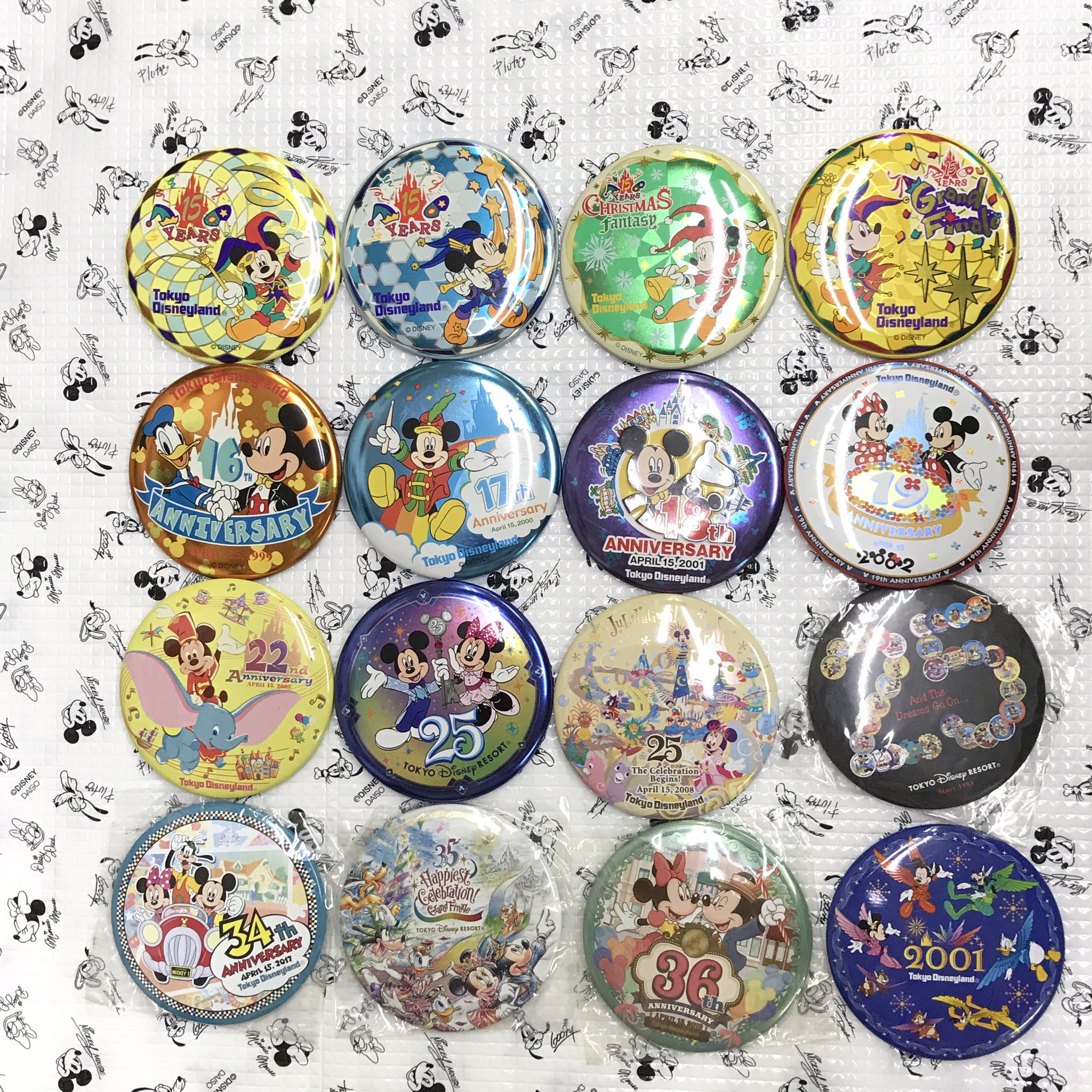 ディズニー ノベルティグッズ 時計&缶バッチ&ピン 0401120017068.jpg