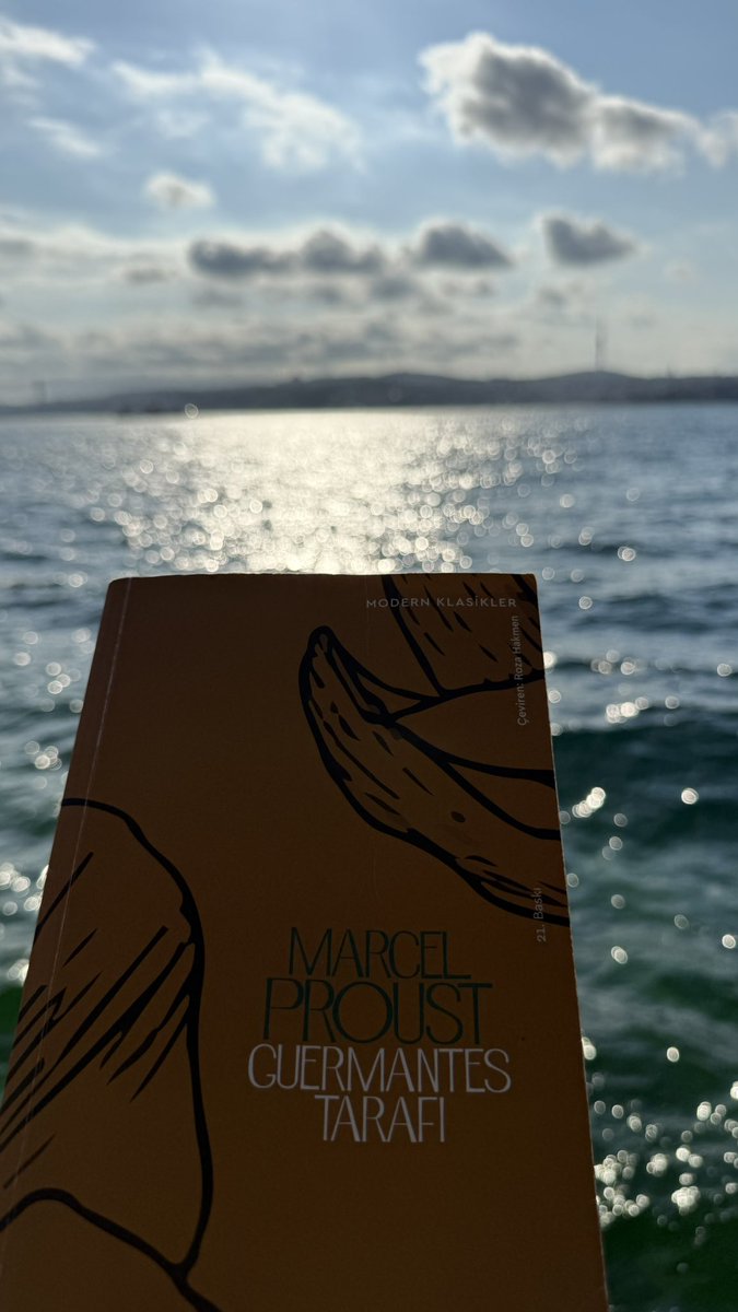 "Diogenes gibi fıçımızın içinde yaşar, bir insan ararız. Ehveni şer kabilinden begonya yetiştirir, porsuk ağaçlarını budarız; çünkü begonyalar ve porsuklar bize karşı koymazlar. Ama aslında,zahmete değeceğinden emin olsak, zamanımızı bir insana harcamayı tercih ederdik."
#proust