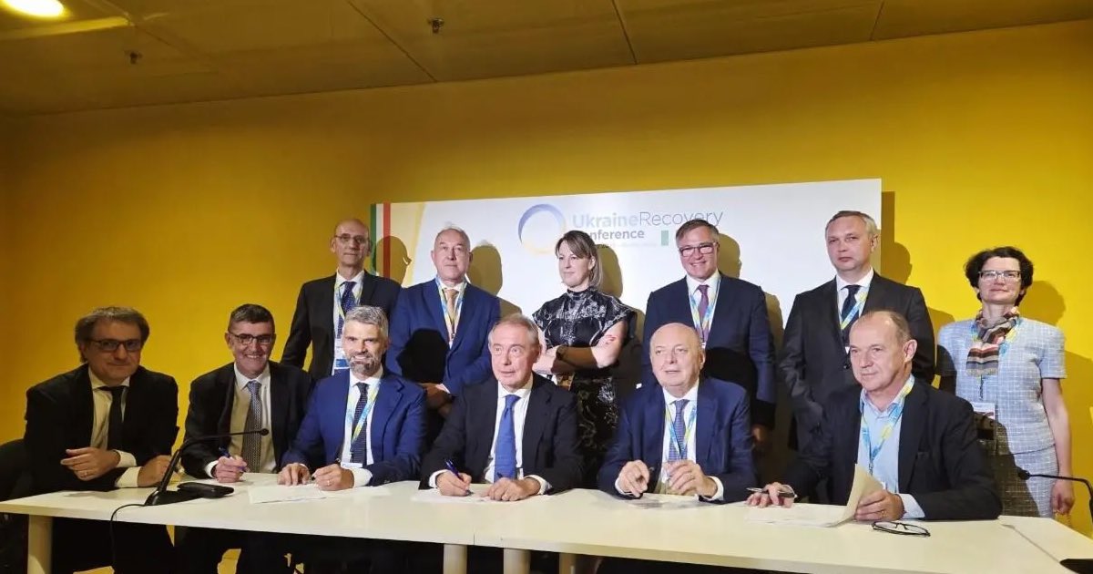 GMKCenterNews's tweet photo. #Metinvest secures key agreements for green #steel plant in #Italy. 

The €2.5 billion Piombino #project moves forward, linking #Ukraine’s steel industry with #Europe’s #decarbonization pathway. 

Read more here🔽
https://t.co/4uhTUG0MUU

#GMKCenter #steelmakers https://t.co/6YTeJhzOtR