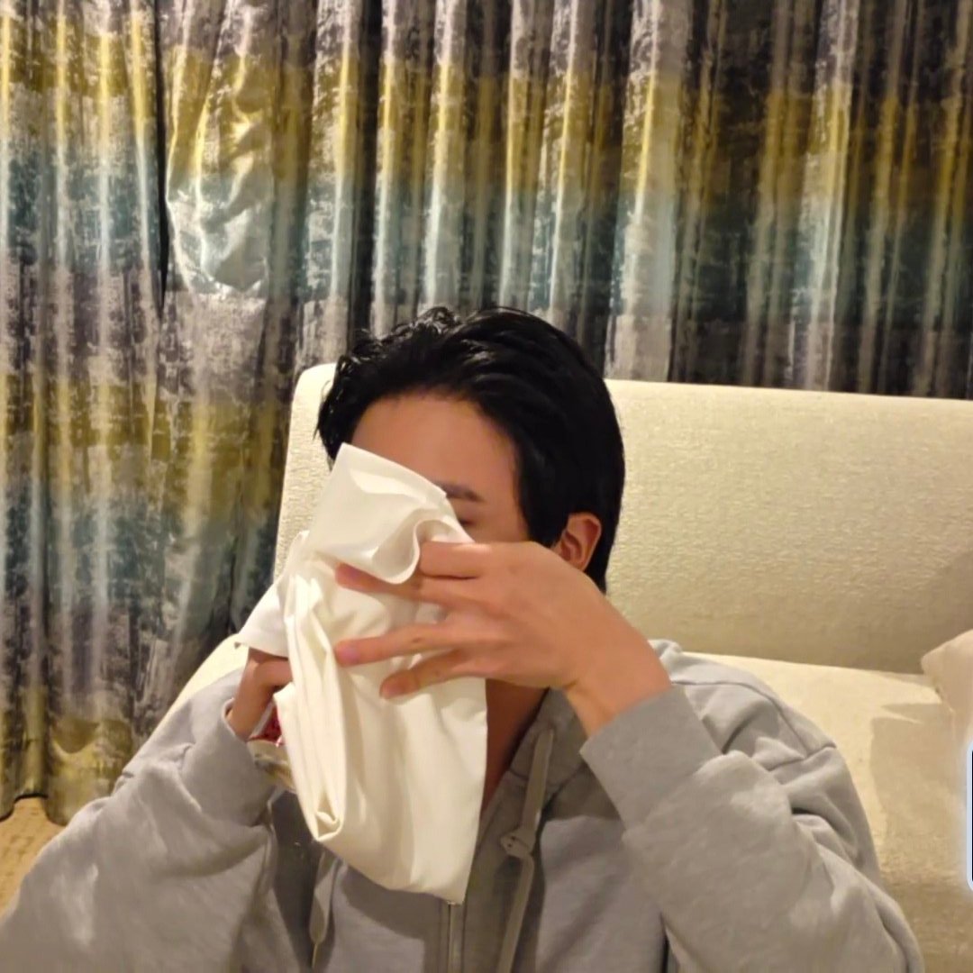 sgmin_seven's tweet image. HOW SEOKJIN COVERED WHAT HE WAS DRINKING FOR THE BRAND 😭😭😭😭😭 LMAO