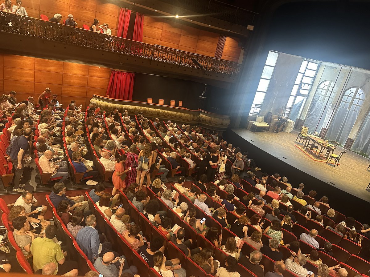 Viatge llampec a Barcelona, aprofitem per anar al teatre Romea i definitivament ja no és la meva ciutat. Quantíssim turísme, quin barri més lleig! Quina exhibició de pits, panxes, culs, cuixes… He estat incapaç de seure en una terrassa a fer un beure. Quin horror!