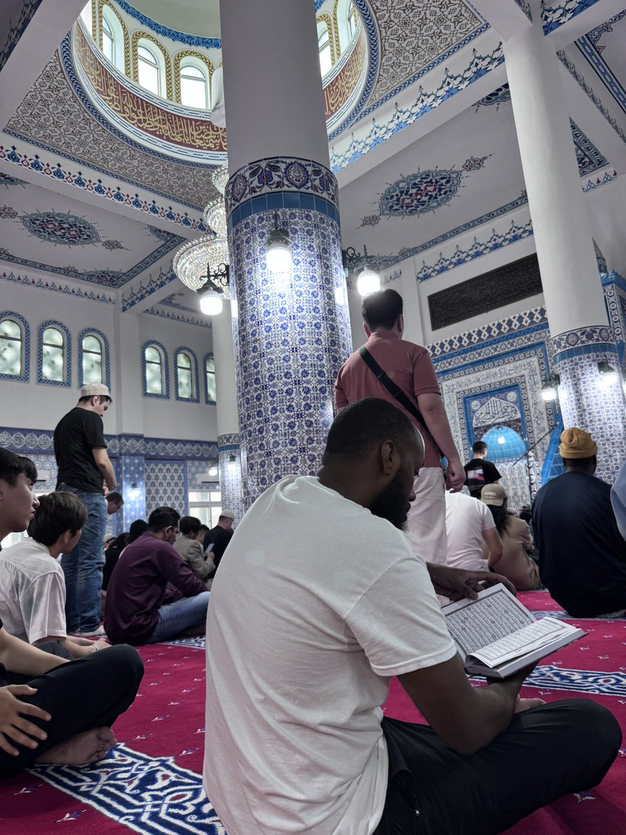 EGulduler's tweet photo. Ziyaretimizin son gününde Seoul Central Camiinde Cuma namazımızı kıldık. https://t.co/bcwyANPAKe