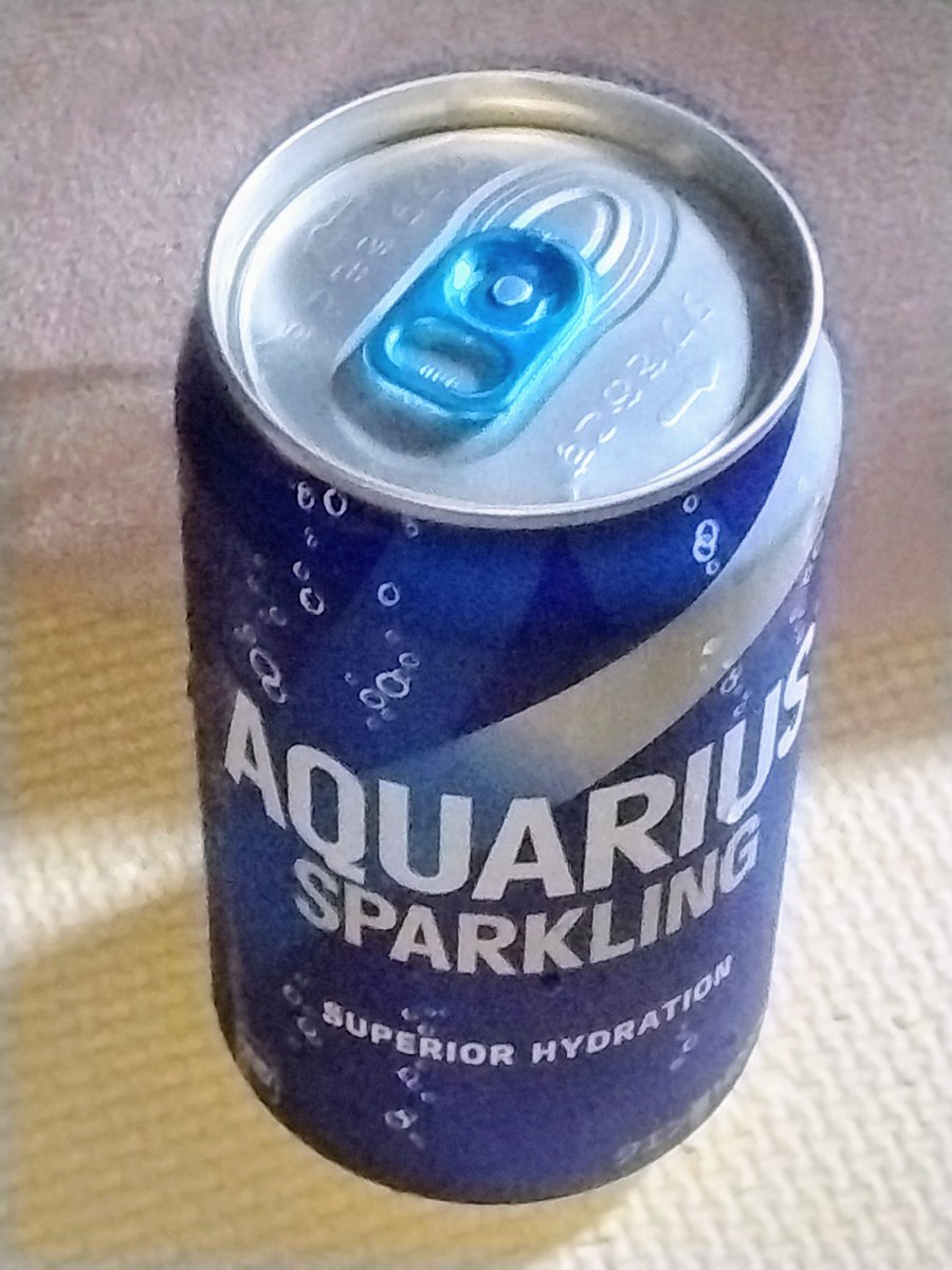 アクエリアススパークリングのタブ、今年の6月頃に買ったときは青く