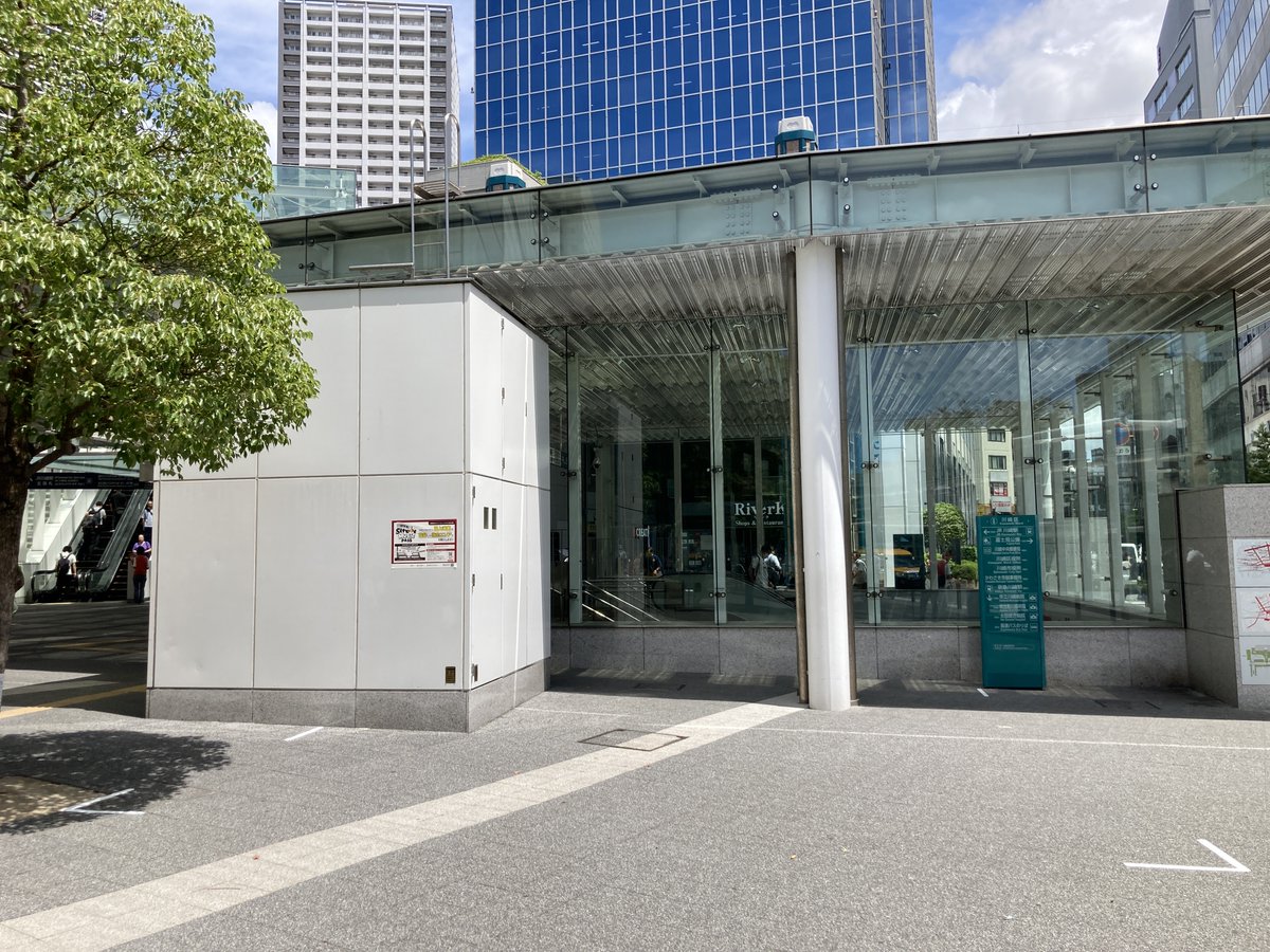 ongakunomachi's tweet image. 🎵お知らせ🎵
本日、川崎駅東口駅前広場に演奏エリアの目印を設置しました!
8月1日からは、このエリア内で演奏・鑑賞をお願いします🙇♀️
地面のマークを目安に、みんなでルールを守って「音楽のまち・かわさき」を楽しみましょう🎶
#川崎駅 #路上演奏 #ストリートミュージックパス