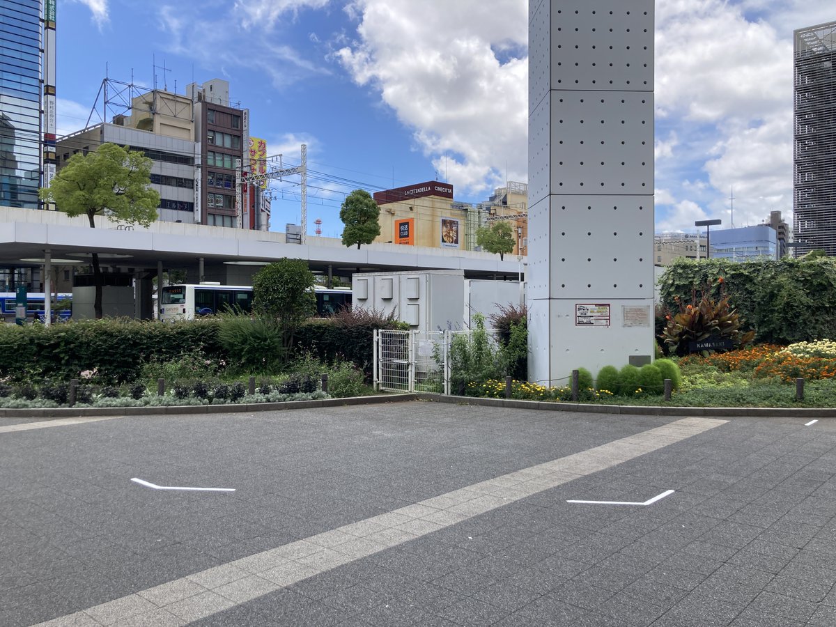 ongakunomachi's tweet image. 🎵お知らせ🎵
本日、川崎駅東口駅前広場に演奏エリアの目印を設置しました!
8月1日からは、このエリア内で演奏・鑑賞をお願いします🙇♀️
地面のマークを目安に、みんなでルールを守って「音楽のまち・かわさき」を楽しみましょう🎶
#川崎駅 #路上演奏 #ストリートミュージックパス