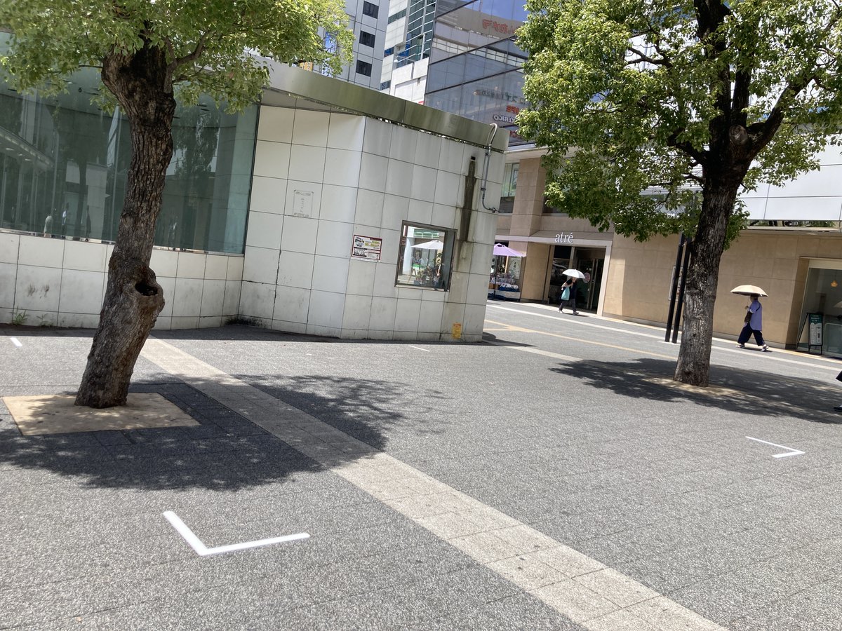 ongakunomachi's tweet image. 🎵お知らせ🎵
本日、川崎駅東口駅前広場に演奏エリアの目印を設置しました!
8月1日からは、このエリア内で演奏・鑑賞をお願いします🙇♀️
地面のマークを目安に、みんなでルールを守って「音楽のまち・かわさき」を楽しみましょう🎶
#川崎駅 #路上演奏 #ストリートミュージックパス