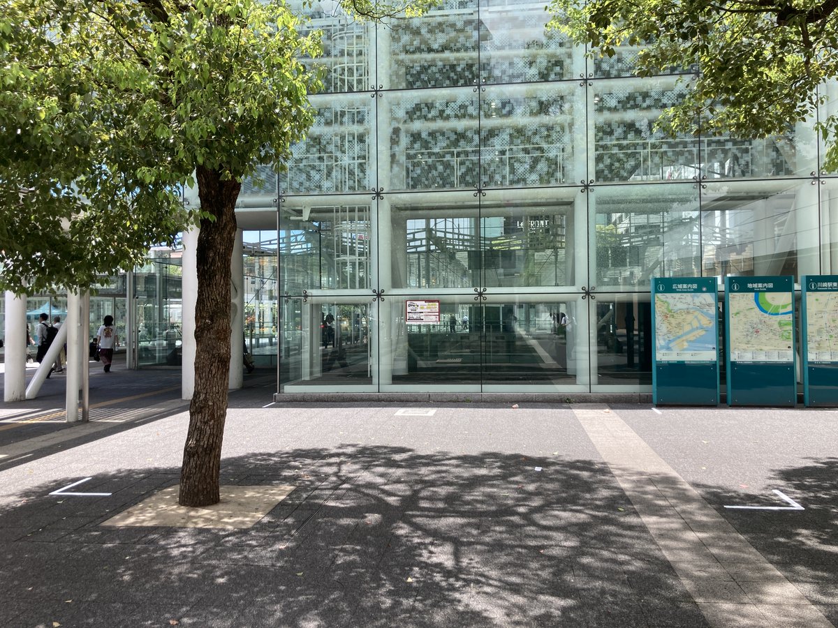 ongakunomachi's tweet image. 🎵お知らせ🎵
本日、川崎駅東口駅前広場に演奏エリアの目印を設置しました!
8月1日からは、このエリア内で演奏・鑑賞をお願いします🙇♀️
地面のマークを目安に、みんなでルールを守って「音楽のまち・かわさき」を楽しみましょう🎶
#川崎駅 #路上演奏 #ストリートミュージックパス