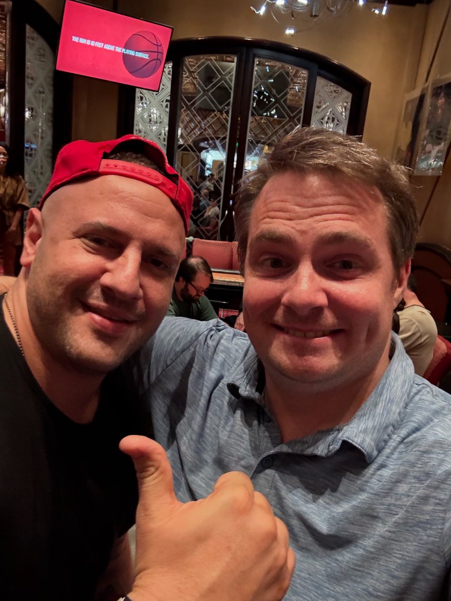 RealCrazyMike's tweet photo. This guy just walked into Bobby’s room! https://t.co/OSrT1Nk0OU