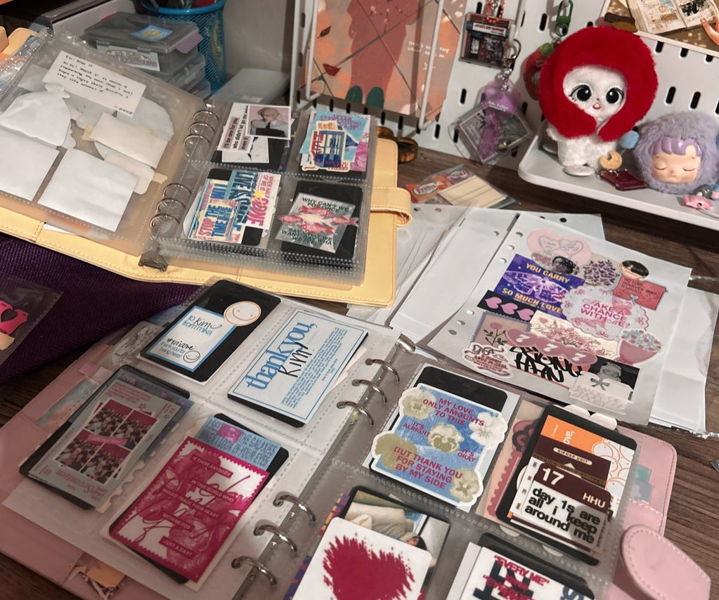 elysiaene's tweet image. sorting, sorting 🖇️🔖