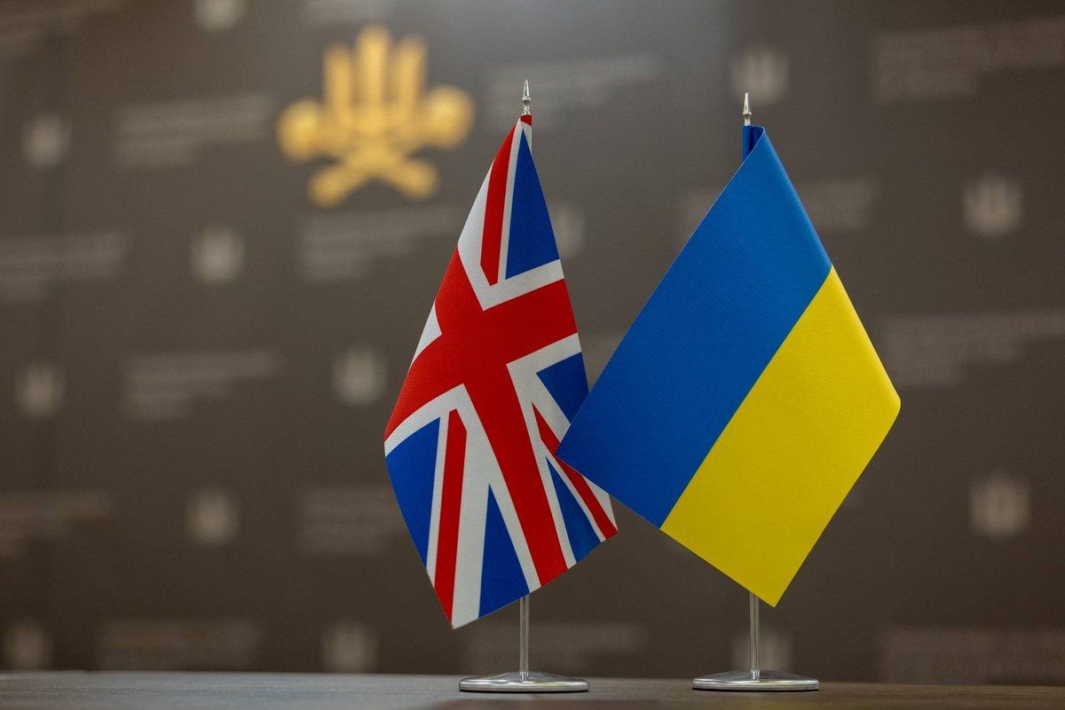 CinC_AFU's tweet image. Укотре з великою приємністю зустрічав у Києві начальника Штабу оборони Великої Британії адмірала сера Тоні Радакіна – великого друга України.
facebook.com/share/p/1HkBz3…