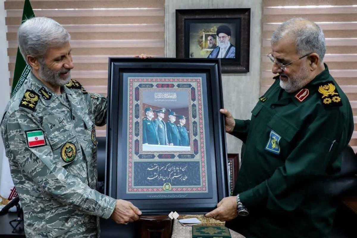 lbafchy's tweet image. تابلویی که فرمانده کل ارتش به فرمانده کل سپاه هدیه کرد:
من و یاد یاران که سر باختند
ولی بر ستم گردن افراختند
#منافق_بسه_دیگه
#قیچی_تفرقه