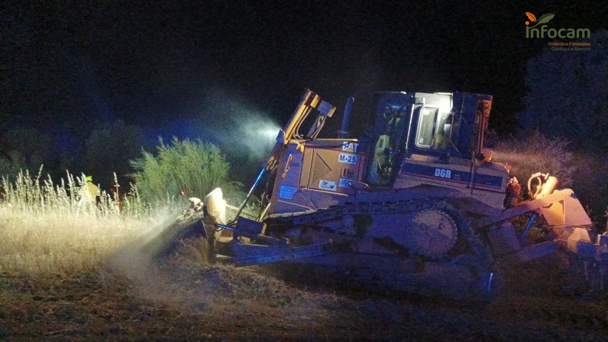 ➡️ ACTUALIZACIÓN
▶️ #IFMéntrida #Toledo / #Madrid se encuentra perimetrado al 95% con una evolución favorable que ha permitido la circulación del tráfico en la carretera A-5. Desde primera hora se incorporan medios aéreos 
En la zona.  
🚨Nivel: 2
🚚 26 medios terrestres
👥95