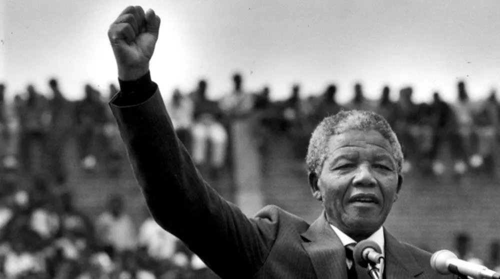 R_DeCastelnau's tweet image. Nelson Mandela
18 juillet 1918/5 décembre 2013
« C’est l’oppresseur, et non l’opprimé, qui détermine la forme de la lutte. Si l’oppresseur utilise la violence, l’opprimé n’a d’autre choix que de répondre par la violence. »