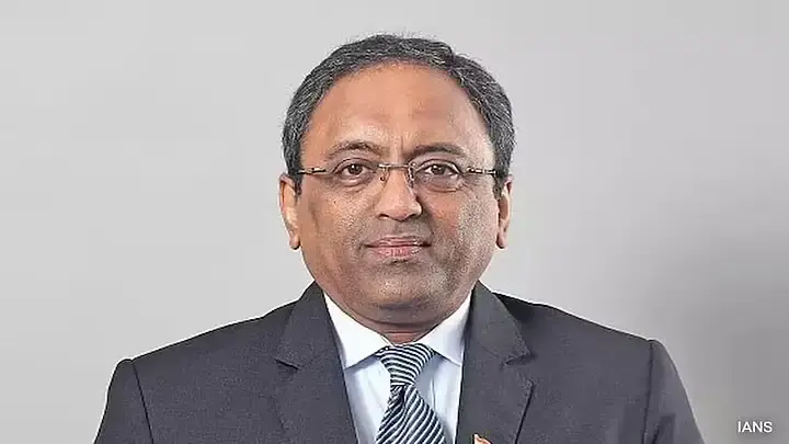 AjoyDharmavaram's tweet photo. #Infosys #LTIMindtree #70hourworkweek
If shamelessness had a face.
Meet Larsen & Toubro Chairman S N Subrahmanyan - gave himself a 50% (!) hike & took home ₹76 Crore.
👉Demands his employees work 90 hrs per week, BUT gave them a 2% Hike in '24❗️
https://t.co/kQWYRnZ2C2 https://t.co/HvWS5XpNnk