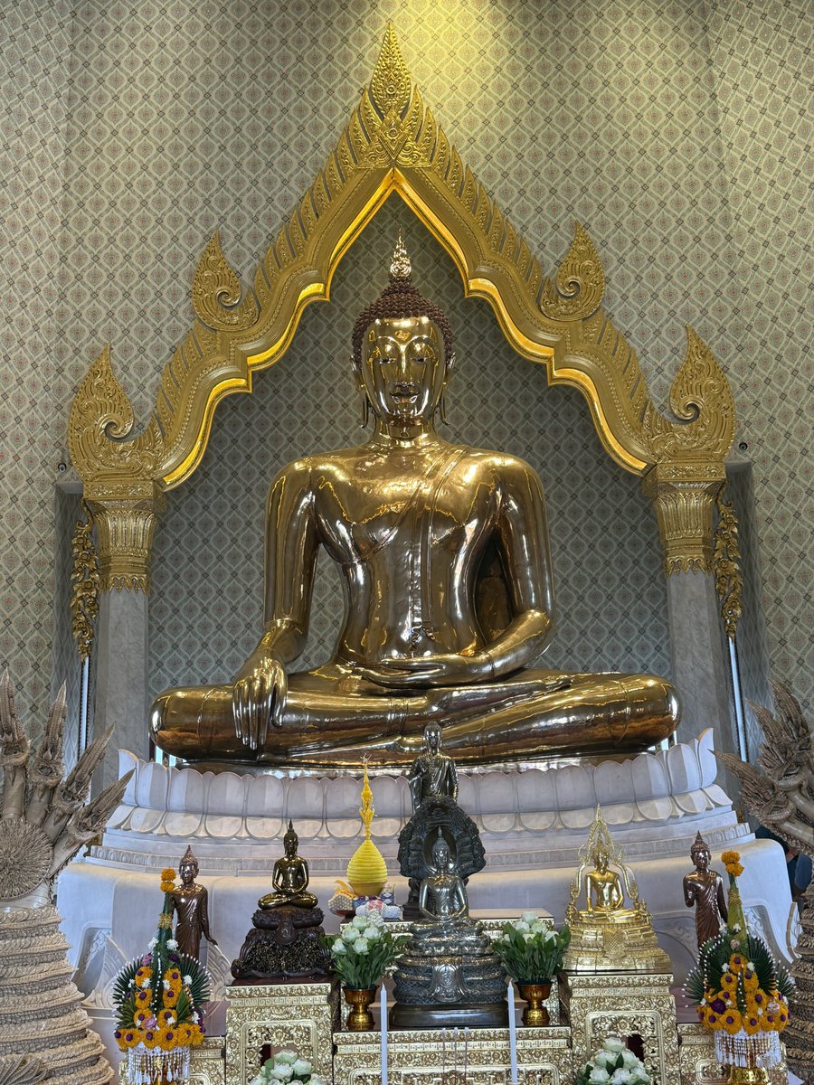 Arkascha's tweet photo. Visited the Golden Buddha statue at Wat Traimit this morning. A beautiful temple complex with a peaceful, welcoming atmosphere.
#wattraimit #goldenbuddha https://t.co/shJrOYF3fq