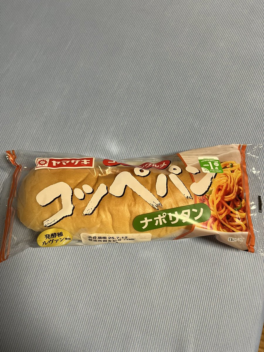 今日のおやつは、白桃烏龍とナポリタンのコッペパン🍞白桃烏龍の味は、まさにモモ🍑！味が濃くて美味しい😋コッペパンは具が少ないのがチョット残念😢でも美味しく頂きました。ご馳走様でした🙏