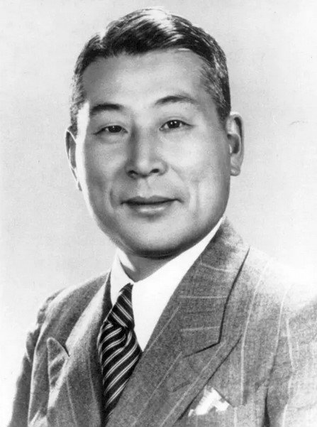 StephenUzzell2's tweet image. #OTD July 18th 1940, Chiune Sugihara began issuing transit visas to Jewish refugees in Lithuania. I write about this selfless diplomat in I Am Juden.
Sugihara's brave efforts during the Holocaust earned him the distinction of Righteous Among the Nations.