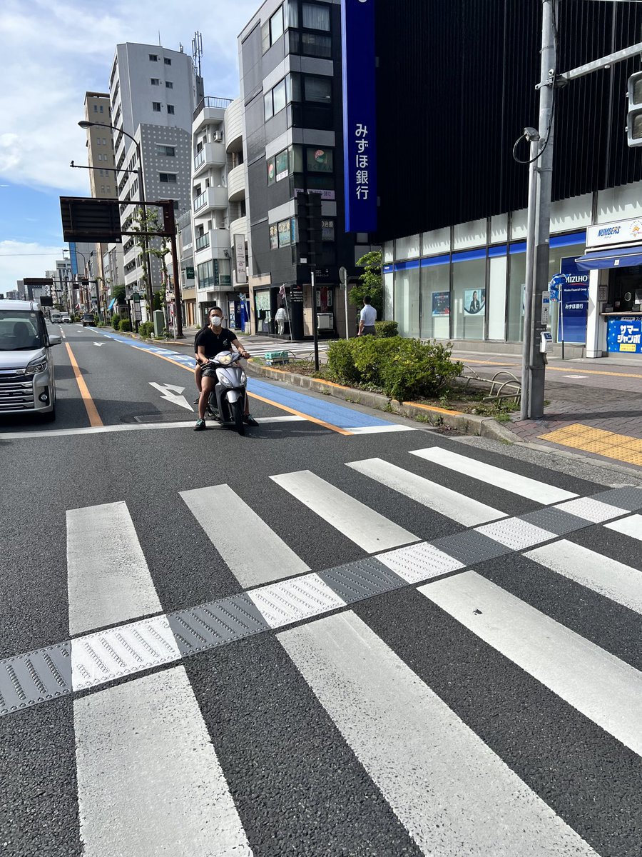 久しぶりにノーヘル2ケツ見たわ