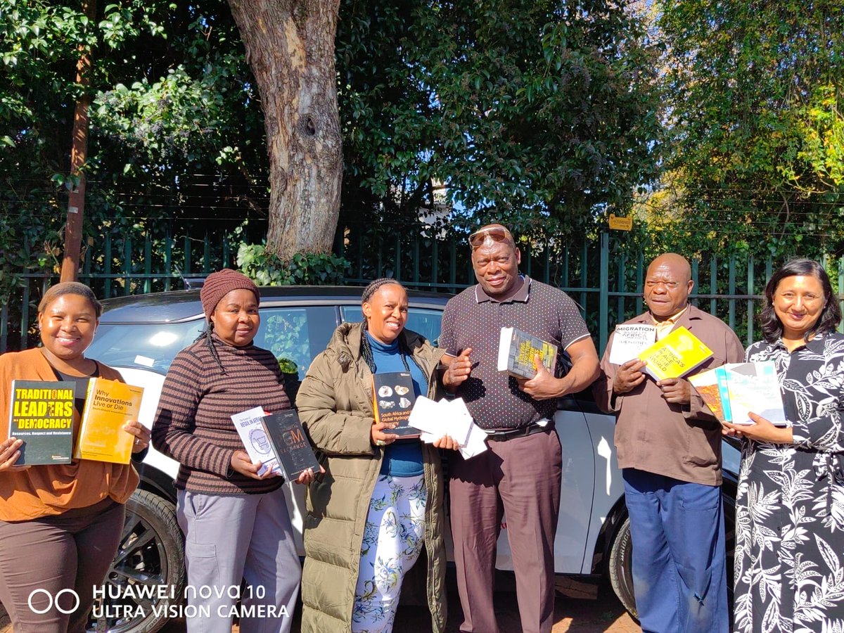 FES_SouthAfrica's tweet image. Trade unions need to renew to navigate the changing world of work(ers).
@MISTRA_SA and @FES_SouthAfrica donated books to @SAMWUnion for the establishment of the Ekurhuleni Regional Resource Center\Library.