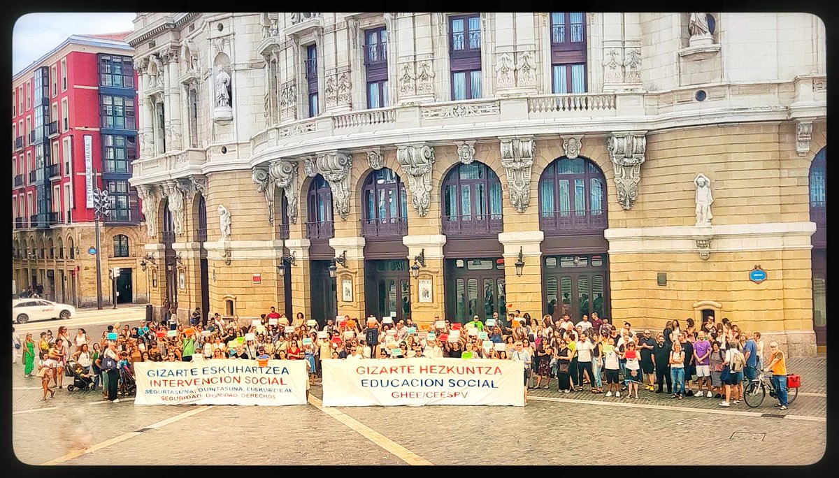📢 Ayer nos concentramos para denunciar la agresión a una educadora social del IFAS.
❌ La violencia no puede formar parte de nuestra profesión.
💜 Todo nuestro apoyo a la compañera y a quienes enfrentan la precariedad a diario.
🙏 Gracias a quienes nos acompañasteis.